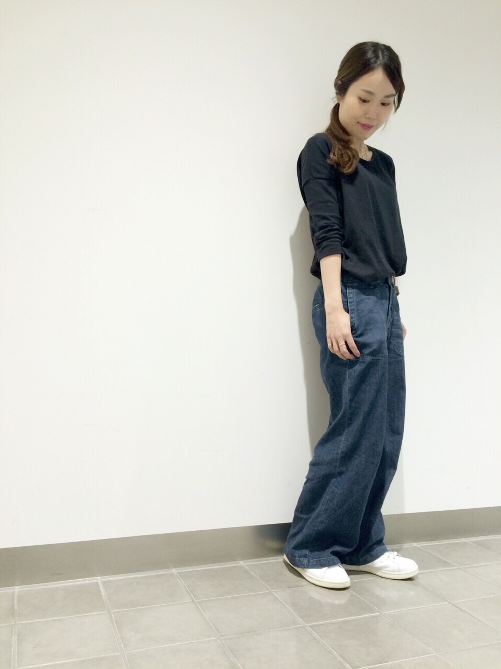 「denim、ゴールドアクセ、シンプル、メンズライク、ラフ、ワイドパンツ、ニット、秋のコーデ、秋服」｜「BEAUTY&YOUTH UNITED ARROWSのアイテム（ネックレス、ゴールド系）」を使った、tammy♡さん（レディース・155cm）の秋コーディネートの1枚目の写真