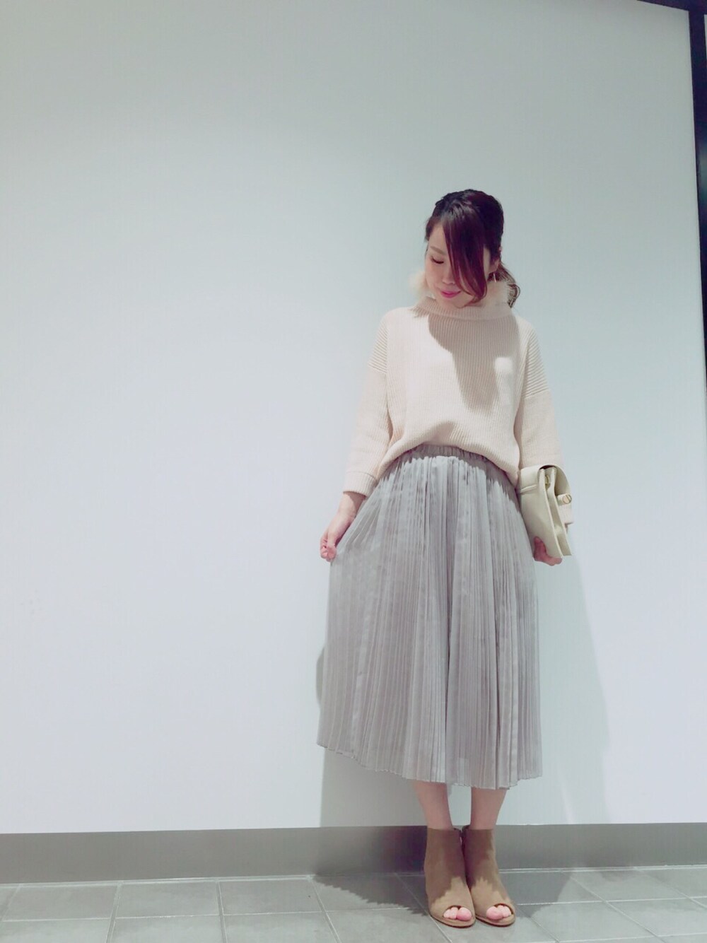 「大人カジュアル、ootd、outfit、プリーツスカート、春、ピンク、きれいめカジュアル」｜「URBAN RESEARCHのアイテム（ニット/セーター、ピンク系）」を使った、tammy♡さん（レディース・155cm）の冬コーディネートの1枚目の写真