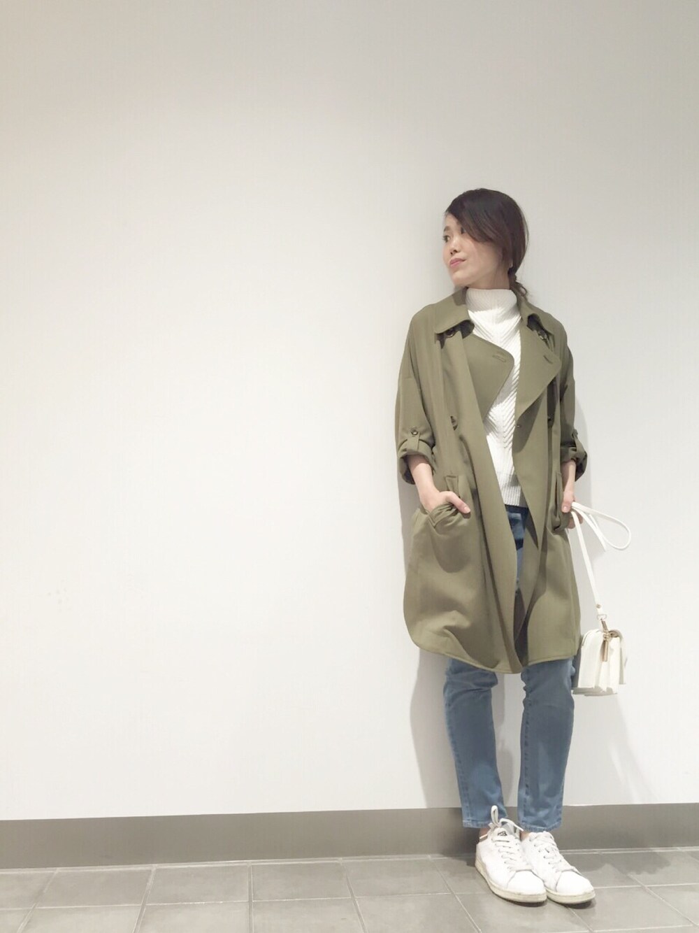 「大人カジュアル、春、春コーデ、シンプルコーデ、デニム、スニーカーコーデ、トレンチコート」｜「URBAN RESEARCHのアイテム（ニット/セーター、ホワイト系）」を使った、tammy♡さん（レディース・155cm）の冬コーディネートの1枚目の写真