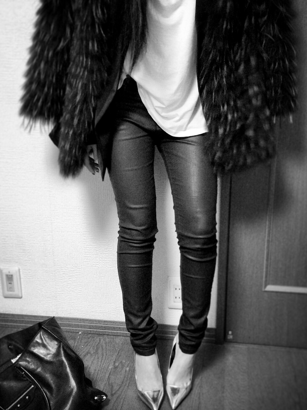「ZARA、BALENCIAGA、black、simple、fur」｜「BALENCIAGAのバック（トートバッグ、ブラック系）」を使った、YURI NAKAMURAさん（レディース・158cm）の冬コーディネートの1枚目の写真