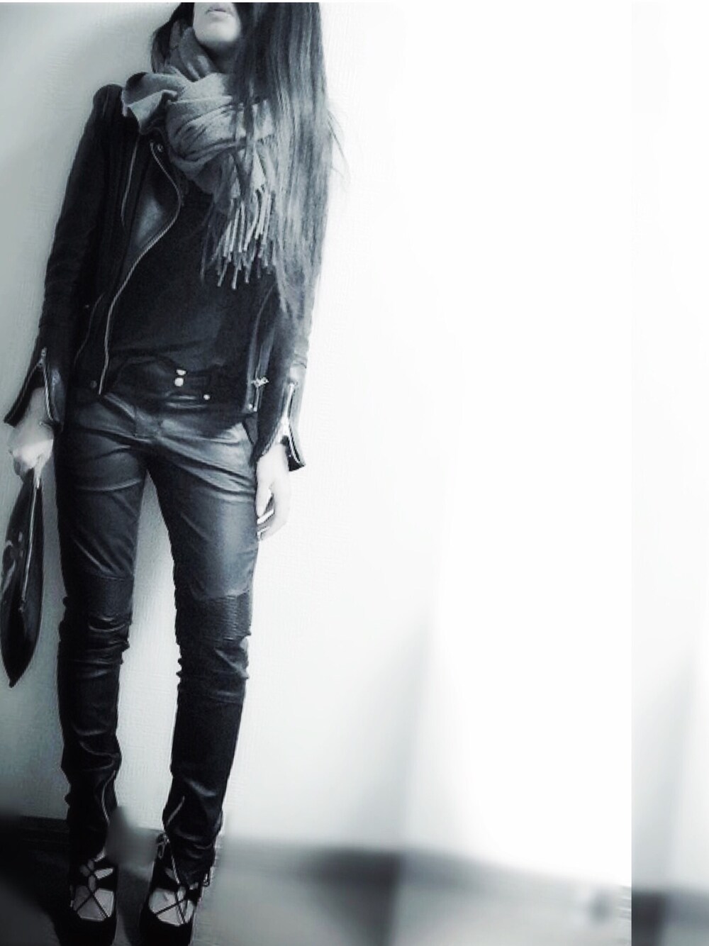 「ZARA、GIVENCHY、H&M、BALMAIN、BALMAIN×H&M、STACCATO、ALL BLACK、leather、ACNE」｜「Acne Studiosのアイテム（マフラー、グレー系）」を使った、YURI NAKAMURAさん（レディース・158cm）の秋コーディネートの1枚目の写真
