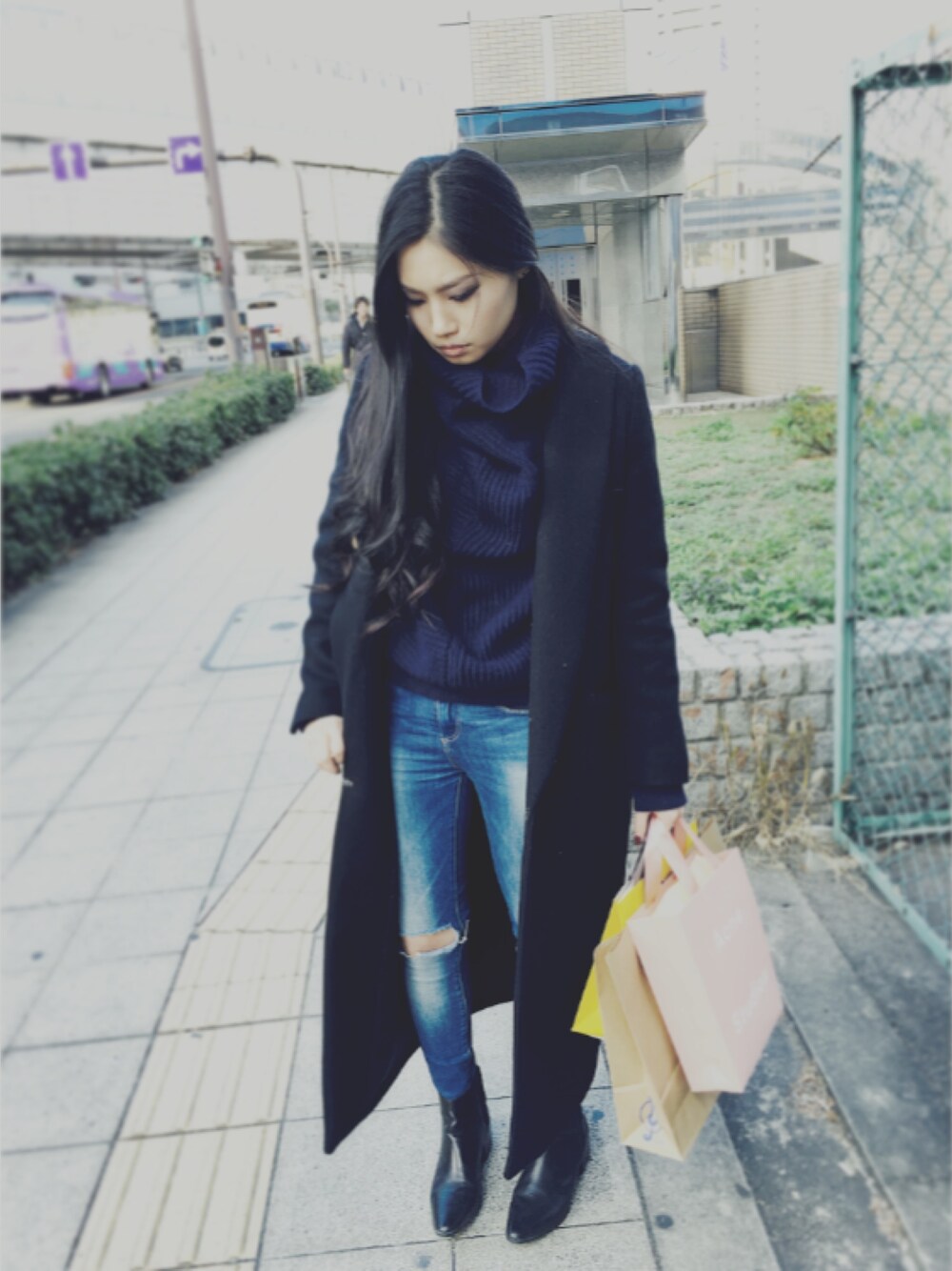 「ACNE、ootd、outfit、ZARA、LECIELBLEU、パンツスタイル、冬コーデ、ロングコート、ニット」｜「Acne Studiosのアイテム（ニット/セーター、ブルー系）」を使った、YURI NAKAMURAさん（レディース・158cm）の冬コーディネートの1枚目の写真