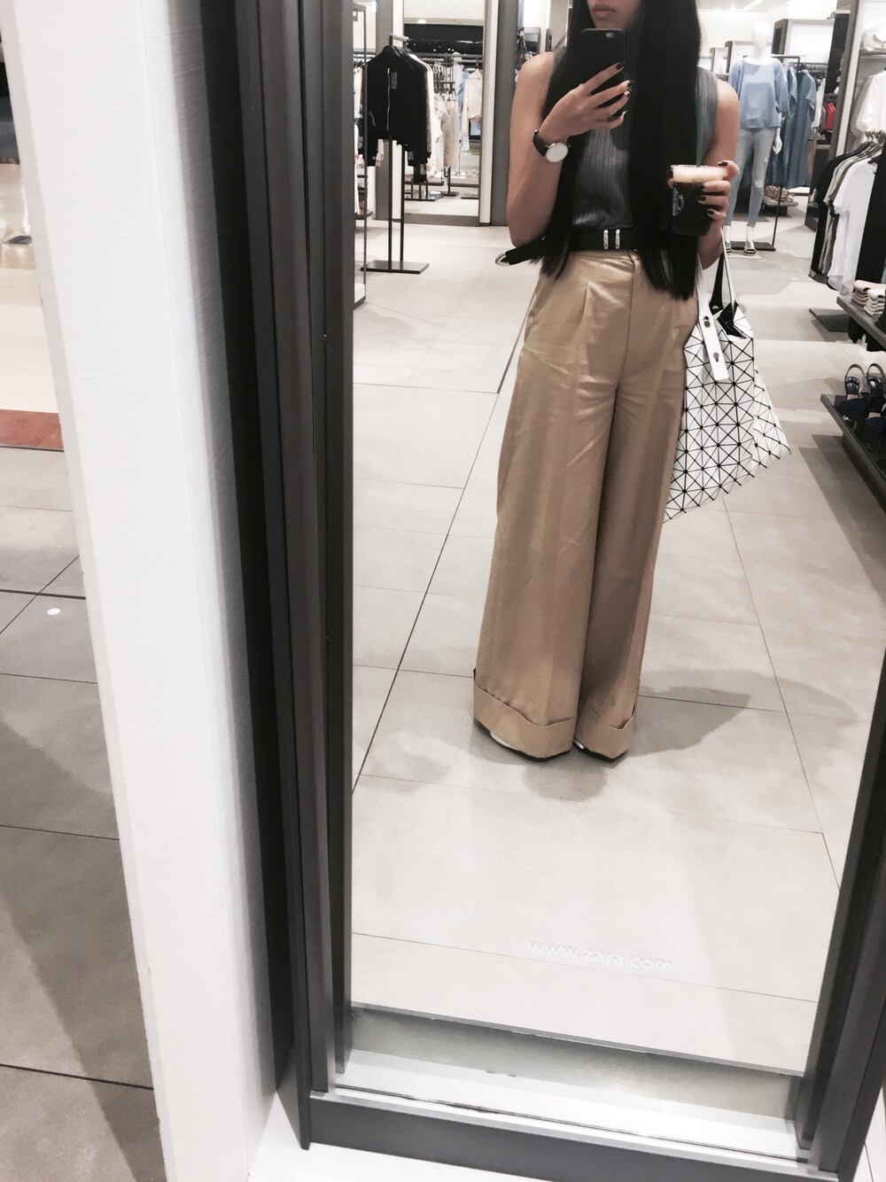 「パンツスタイル、madeinHEAVEN、Cry.、ZARA、ワイドパンツ、ISSEY MIYAKE、PLEATS PLEASE、Daniel Wellington、BAO BAO ISSEY MIYAKE、baobao」｜「made in HEAVENのアイテム（チノパンツ、ベージュ系）」を使った、YURI NAKAMURAさん（レディース・158cm）の夏コーディネートの1枚目の写真