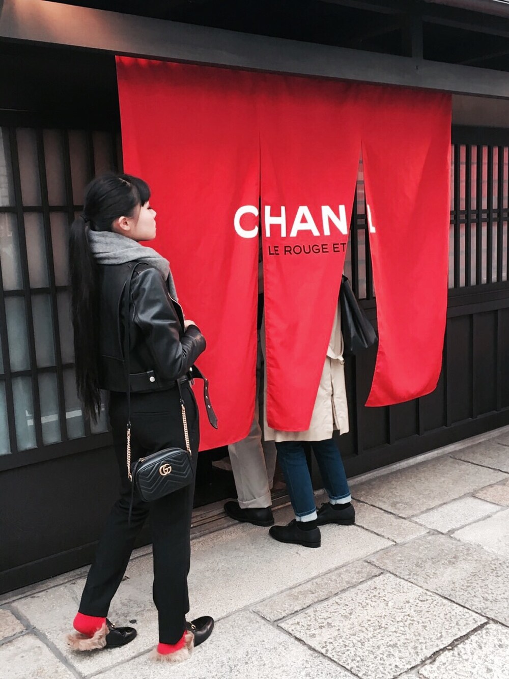 「GUCCI、ggモーメント、プリンセスタウン、ACNE、AcneStudios、ZARA、black and red、ライダース、DanielWellington、スリッパサンダル」｜「Acne Studiosのアイテム（マフラー、グレー系）」を使った、YURI NAKAMURAさん（レディース・158cm）の秋コーディネートの1枚目の写真
