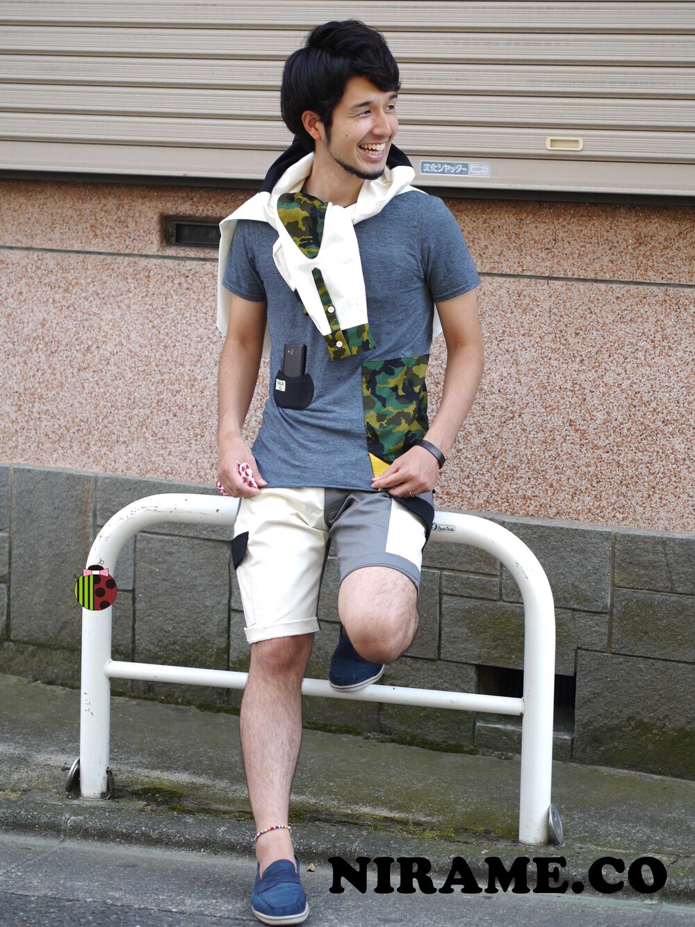 「シャツ、カモフラ、Tシャツ、迷彩、モノトーン、カーゴパンツ、スリッポン、シャツスタイル、短パン、ポケットＴシャツ」｜「脇が甘いT　ブランド：NIRAME.CO（Tシャツ/カットソー、グレー系）」を使った、NIRAME.COさん（メンズ・176cm）の夏コーディネートの1枚目の写真