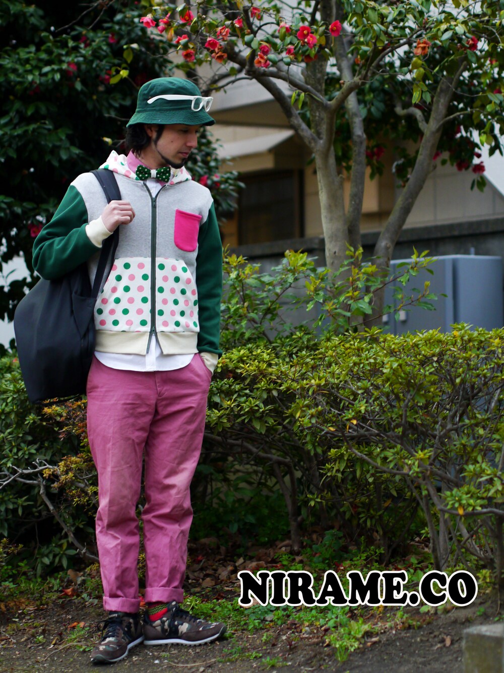 グレー系のパーカー、ピンク系のシャツ/ブラウス、グリーン系の蝶ネクタイを着用したメンズの春コーディネートの1枚目の写真