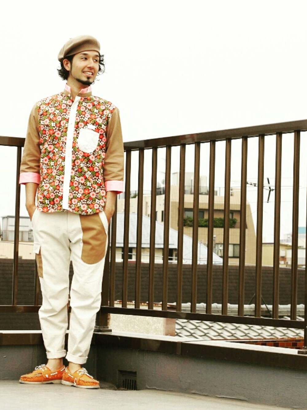 「ホワイトデニム、花柄、ベレー帽、個性的、柄シャツ、七分袖、デッキシューズ、カラフル、NIRAME.CO」｜「NIRAME.COのアイテム（トップス、その他）」を使った、NIRAME.COさん（メンズ・176cm）の春コーディネートの1枚目の写真
