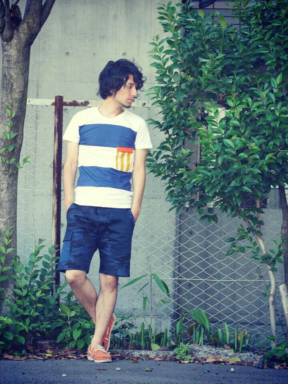 ブルー系のパンツ、ホワイト系のトップスを着用したメンズの春コーディネートの1枚目の写真