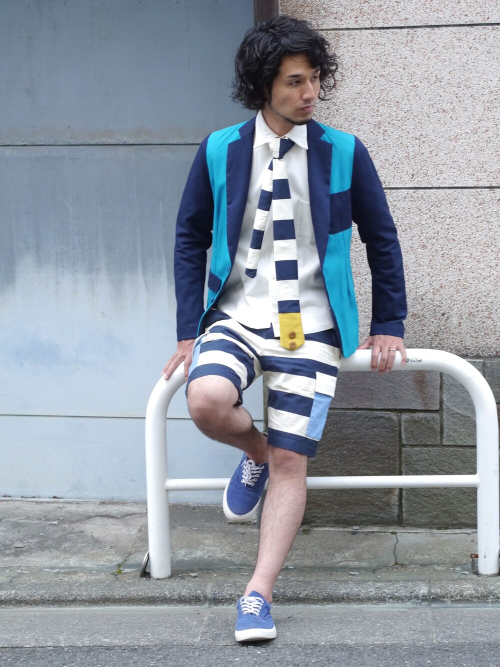 その他のネクタイ、ブルー系のテーラードジャケット、ブルー系のその他パンツを着用したメンズの夏コーディネートの1枚目の写真