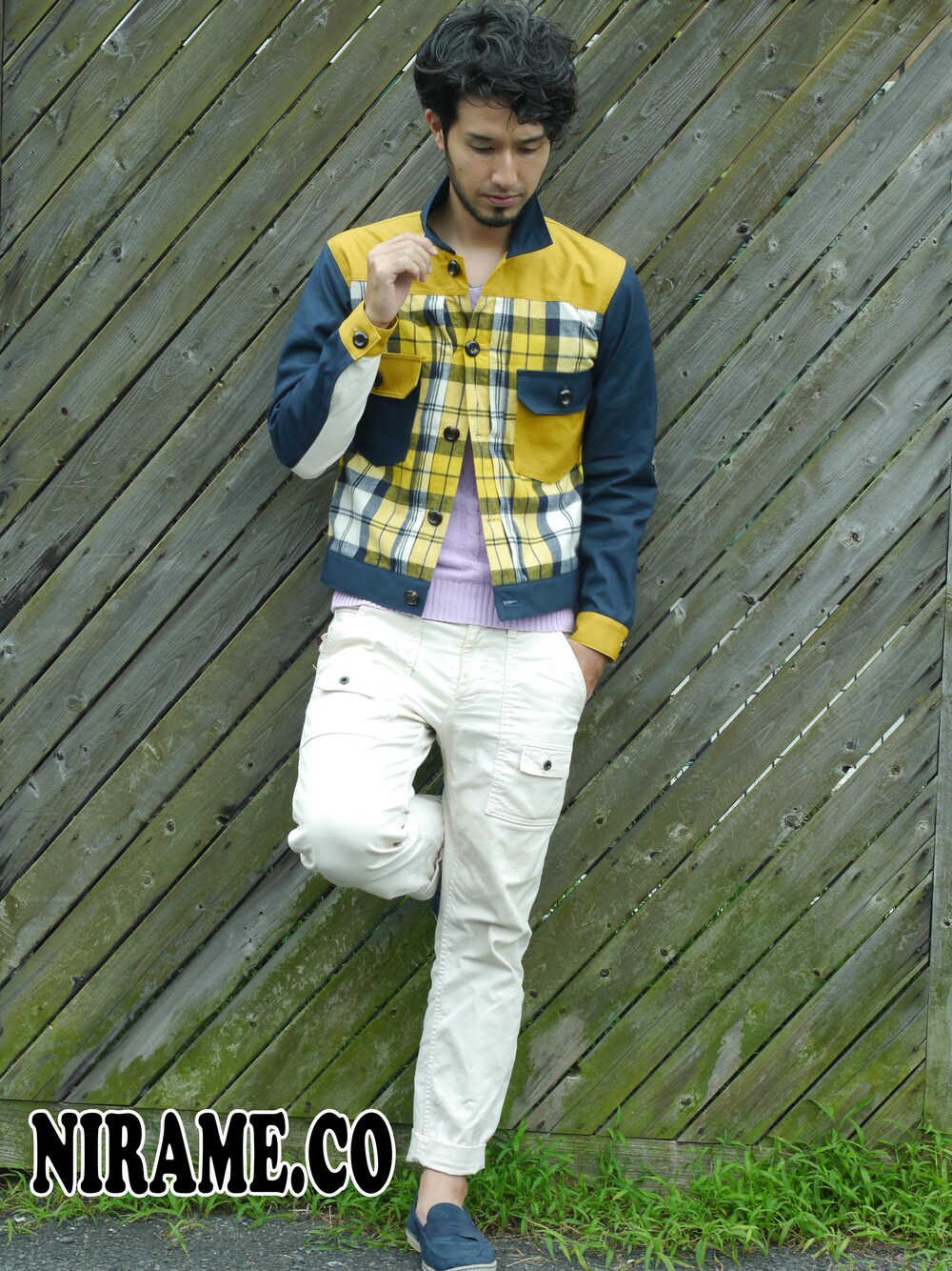 ブルー系のその他アウター、ブラウン系のその他を着用したメンズの秋コーディネートの1枚目の写真