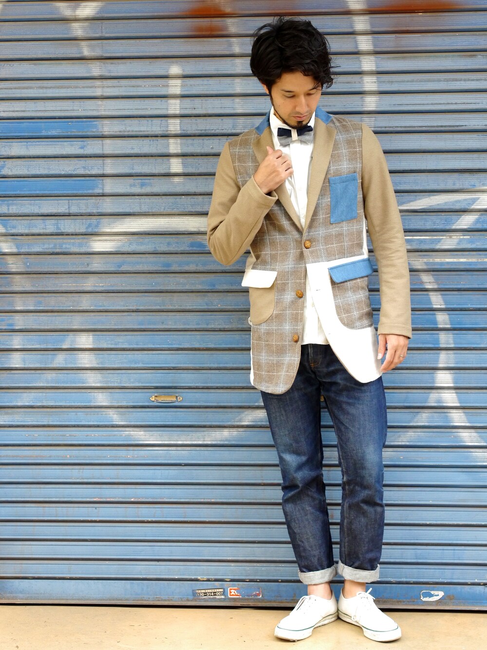 ベージュ系のチェスターコート、ベージュ系のチェスターコート、その他のシャツ/ブラウスを着用したメンズの秋コーディネートの1枚目の写真