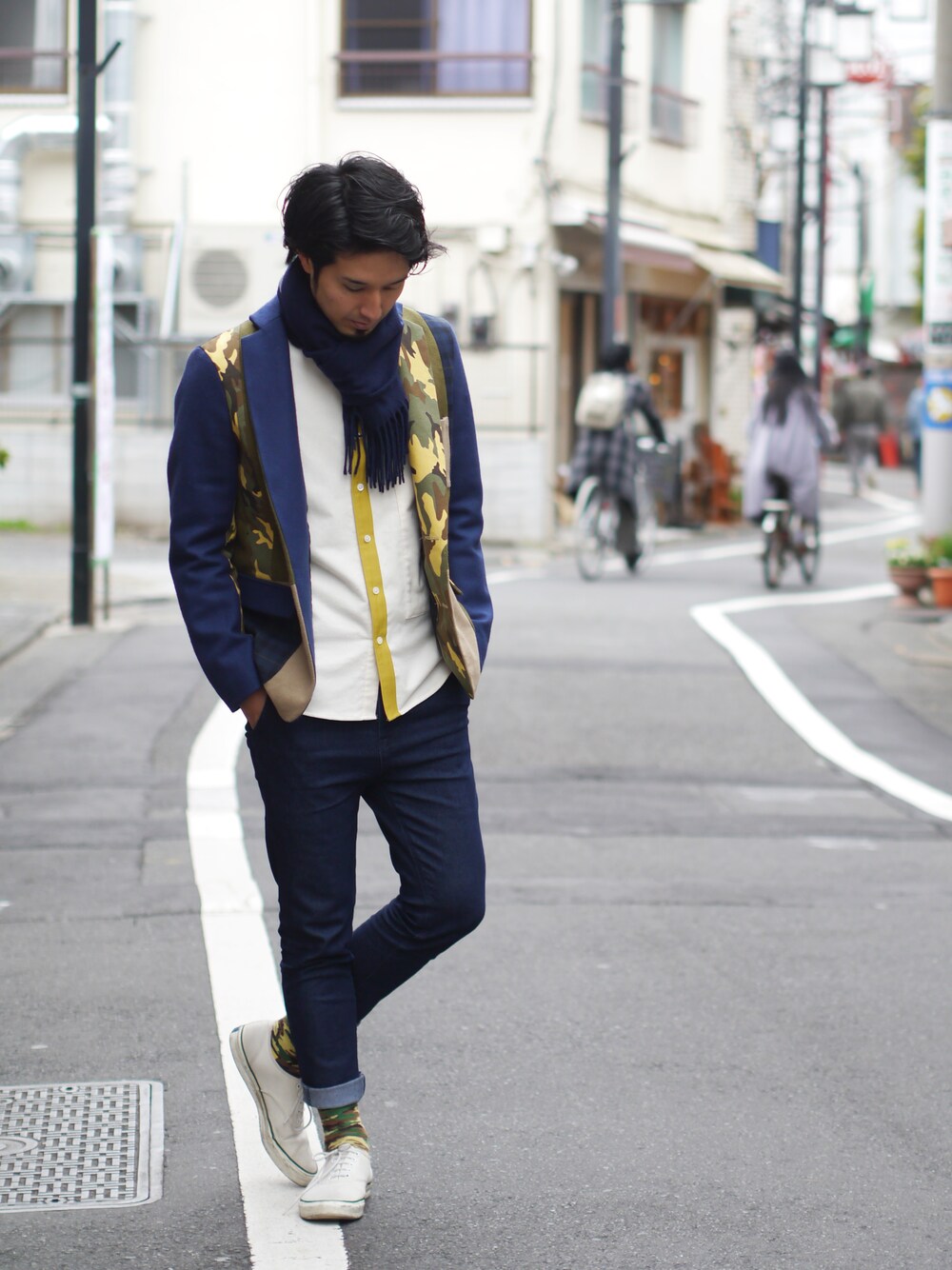 ブルー系のテーラードジャケット、ホワイト系のシャツ/ブラウスを着用したメンズの冬コーディネートの1枚目の写真