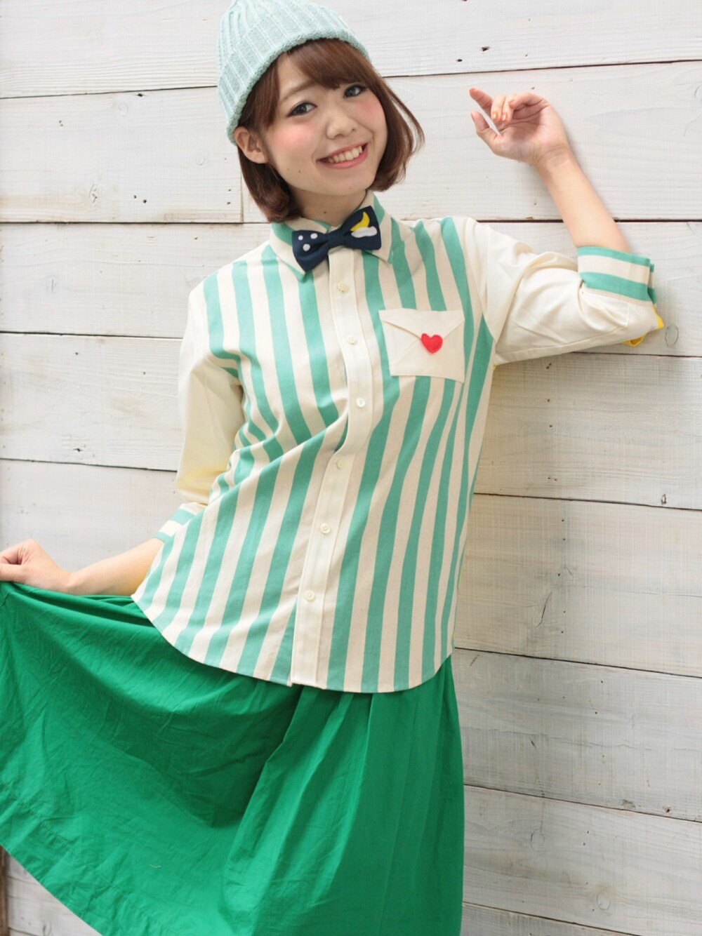 「グリーン、 シャツ、 スカート、 ニット帽、 蝶ネクタイ、ラブレター、NIRAME.CO」｜「NIRAME.COのラブレターしゃつ。（シャツ/ブラウス、その他）」を使った、NIRAME.COさん（レディース・153cm）の夏コーディネートの1枚目の写真