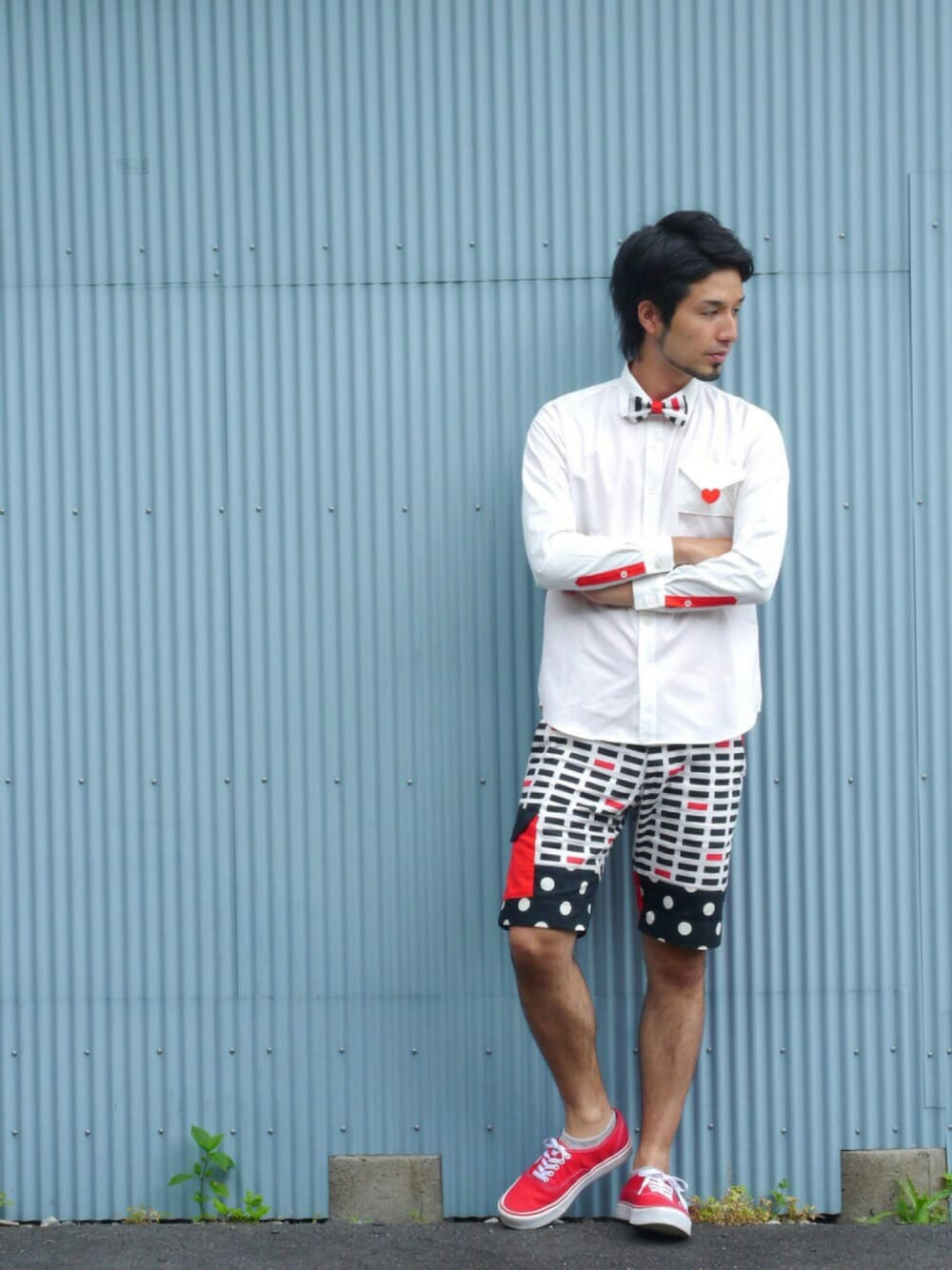 その他のシャツ/ブラウス、その他の蝶ネクタイ、レッド系のスニーカーを着用したメンズの夏コーディネートの1枚目の写真