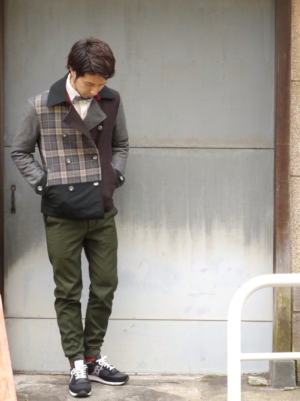 その他のピーコート、ブラック系のスニーカー、その他の蝶ネクタイを着用したメンズの秋コーディネートの1枚目の写真