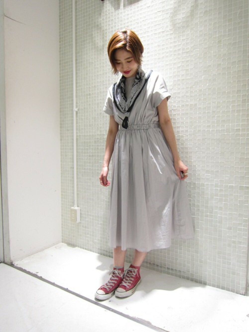 「スニーカー、＃ワンピース、#KBF、#スカーフ、#ペイズリー、＃ライトグレー」｜「KBFのKBF ウエストギャザーロングワンピース（ワンピース、グレー系）」を使った、momoさん（レディース・162cm）の夏コーディネートの1枚目の写真