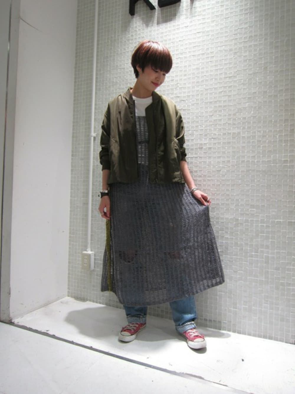 「スニーカー、デニム、レイヤード、MA-1、KBF、モヘヤ、シースルー、キャミワンピ、秋コーデ、2016AW」｜「KBFのKBF フレンチスリーブTシャツ（Tシャツ/カットソー、ホワイト系）」を使った、momoさん（レディース・162cm）の秋コーディネートの1枚目の写真