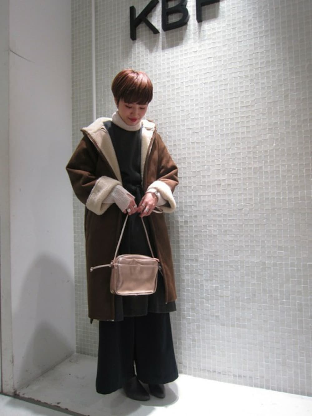 「コート、ワンピース、KBF、レイヤードスタイル、タートルネック、ガーリー、ワイドパンツ、ムートンコート、メタリック、シルバーアクセサリー」｜「KBFのKBF BIGシルエットパンツ（その他パンツ、ブルー系）」を使った、momoさん（レディース・162cm）の秋コーディネートの1枚目の写真