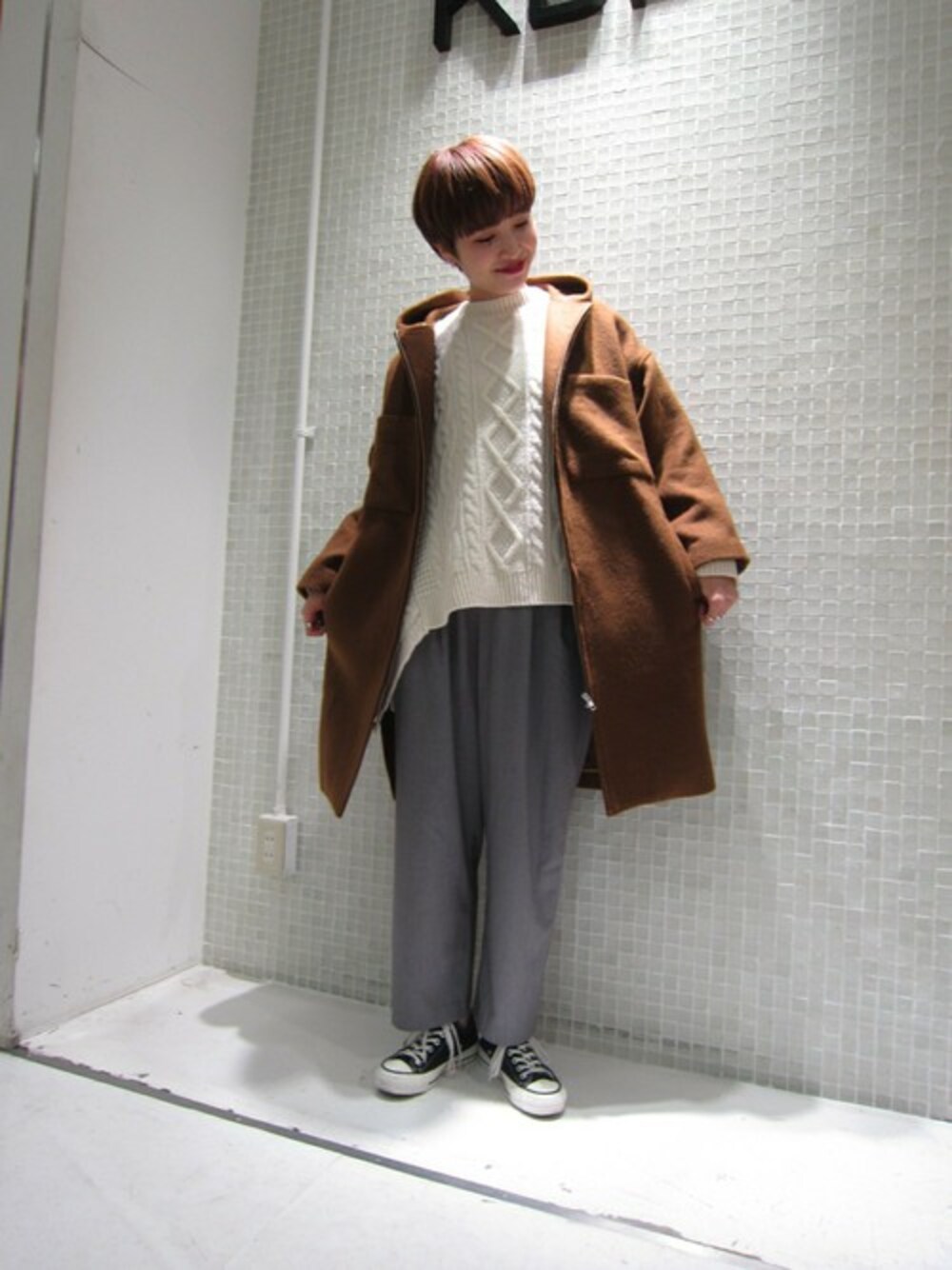 「コート、スニーカー、コンバース、KBF、アシンメトリー、ケーブルニット、ウールコート、キャメル、ワイドパンツ、オトナカジュアル」｜「KBFのKBF BIGポケットフーディーコート（ダウンジャケット/コート、イエロー系）」を使った、momoさん（レディース・162cm）の秋コーディネートの1枚目の写真