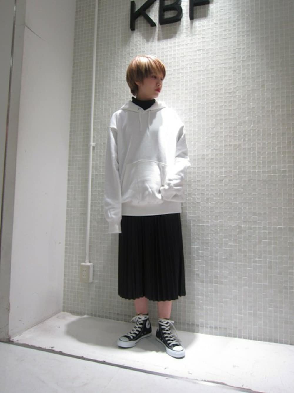 「レザー、ブラック、ホワイト、パーカー、KBF、冬コーデ、オーバーサイズ、プリーツスカート、ootd」｜「KBFのKBF フェイクレザースカート（スカート、ブラック系）」を使った、momoさん（レディース・162cm）の冬コーディネートの1枚目の写真