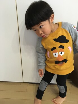 「apres les cours（アプレレクール）のDisney(ディズニー)トイストーリー20thトレーナー<TOY STORY >（スウェット、オレンジ系）」を使った、ｅｉさん（キッズ・90cm）の秋コーディネート