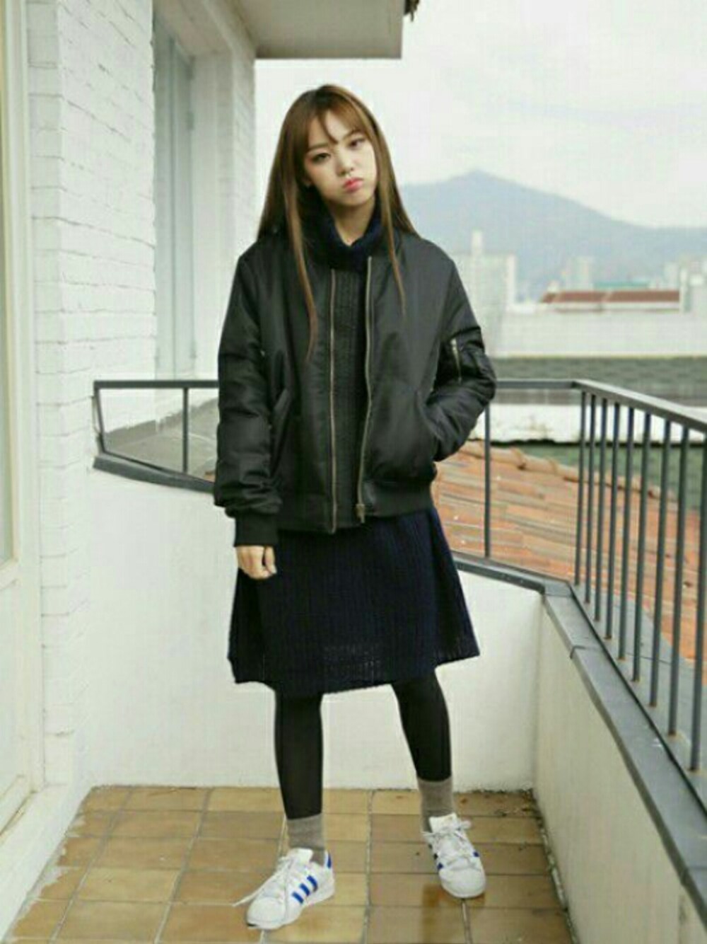 「luvluvme、韓国ファッション、韓国、オルチャンファッション、おるちゃん、カジュアル、MA-1、ニットワンピース」｜「luvluvmeのアイテム（ブルゾン、ブラック系）」を使った、luvluvme.jpさん（レディース・162cm）の秋コーディネートの1枚目の写真