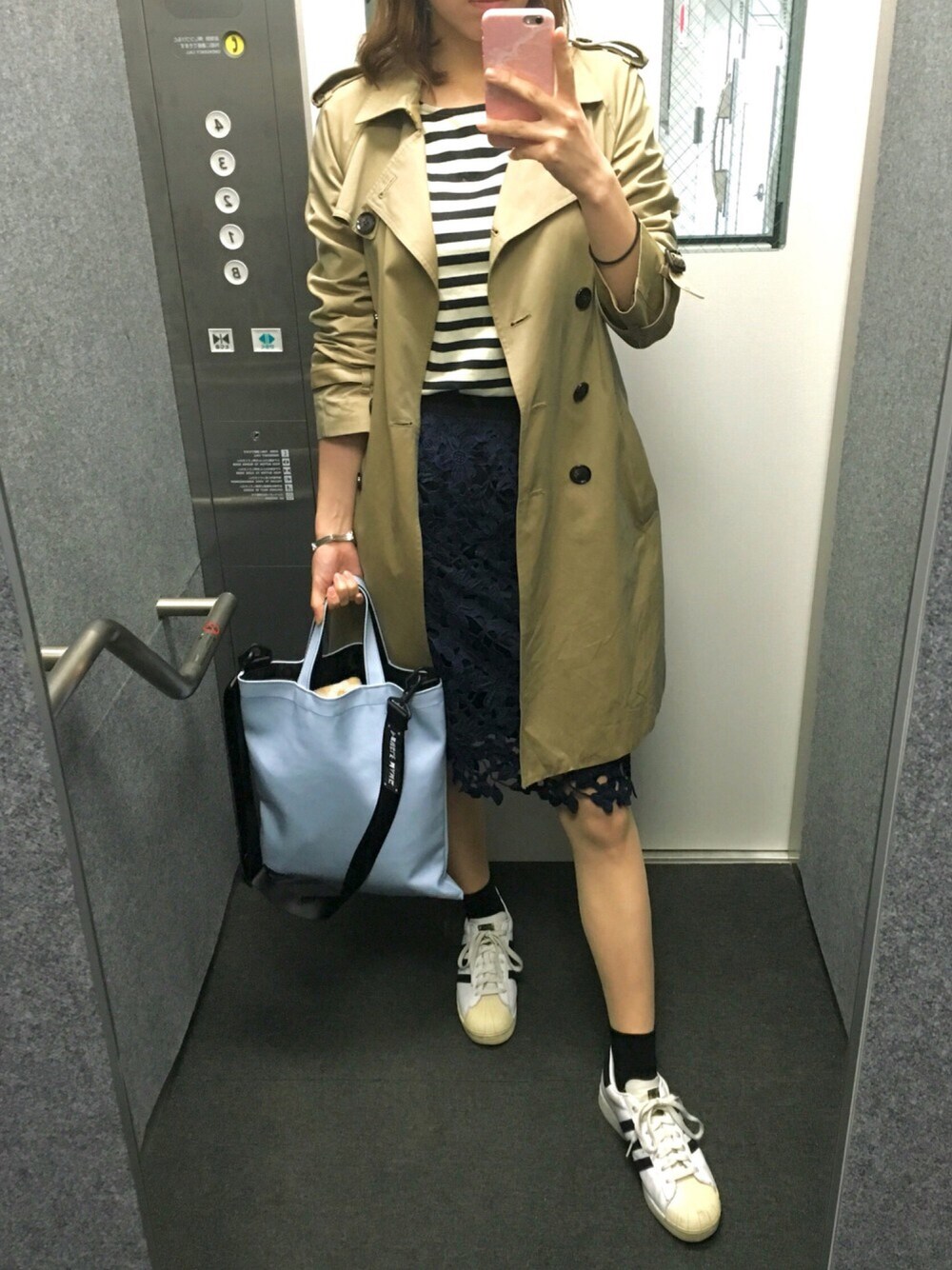 「カジュアル、レーススカート、スニーカー、ボーダー、トレンチコート、柄×柄、スーパースター、adidas、大人カジュアル、大人コーデ」｜「NANO universeのLB/トレンチコート（トレンチコート、ベージュ系）」を使った、トモコさん（レディース・165cm）の春コーディネートの1枚目の写真