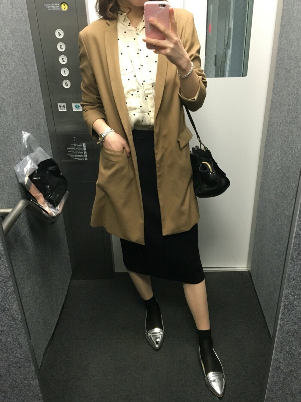 「ジャケット、ドット、チェスターコート、シルバーシューズ、ポインテッドトゥ、春コーデ、シンプルコーデ、ソックス、フラットシューズ、タイトスカート」｜「ZARAのアイテム（スカート、ブラック系）」を使った、トモコさん（レディース・165cm）の春コーディネートの1枚目の写真
