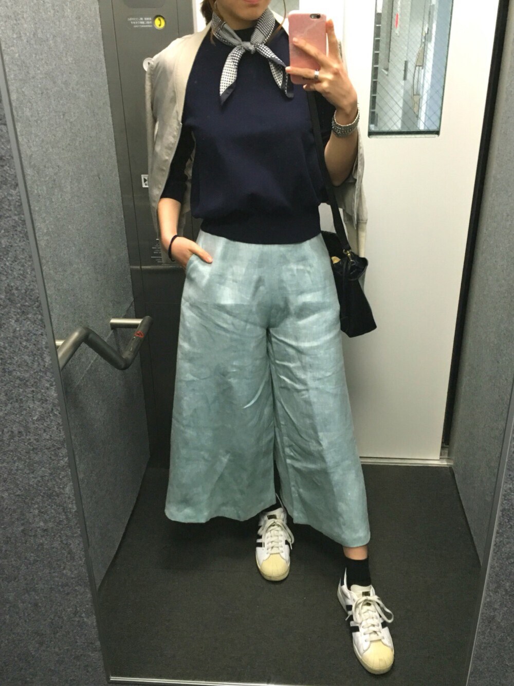 グレー系のブルゾン、ブルー系のニット/セーター、ブルー系のパンツを着用したレディースの春コーディネートの1枚目の写真