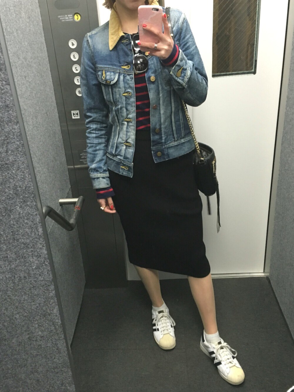 ブルー系のデニムジャケット、その他のTシャツ/カットソー、ブラック系のスカートを着用したレディースの春コーディネートの1枚目の写真