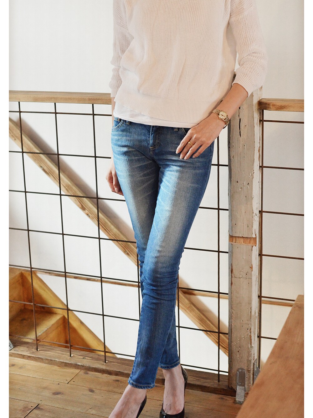 ゴールド系のアナログ腕時計を着用したレディースの秋コーディネートの1枚目の写真