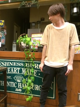 「tk.TAKEO KIKUCHI（ティーケータケオキクチ）のアイテム（トップス、ベージュ系）」を使った、Nguyen Phatさん（メンズ）の秋コーディネート