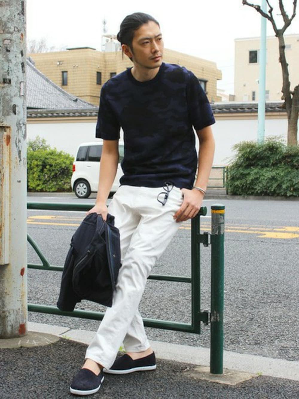 ブルー系のニット/セーター、ホワイト系のチノパンツ、ブルー系のミリタリージャケットを着用したメンズの春コーディネートの1枚目の写真