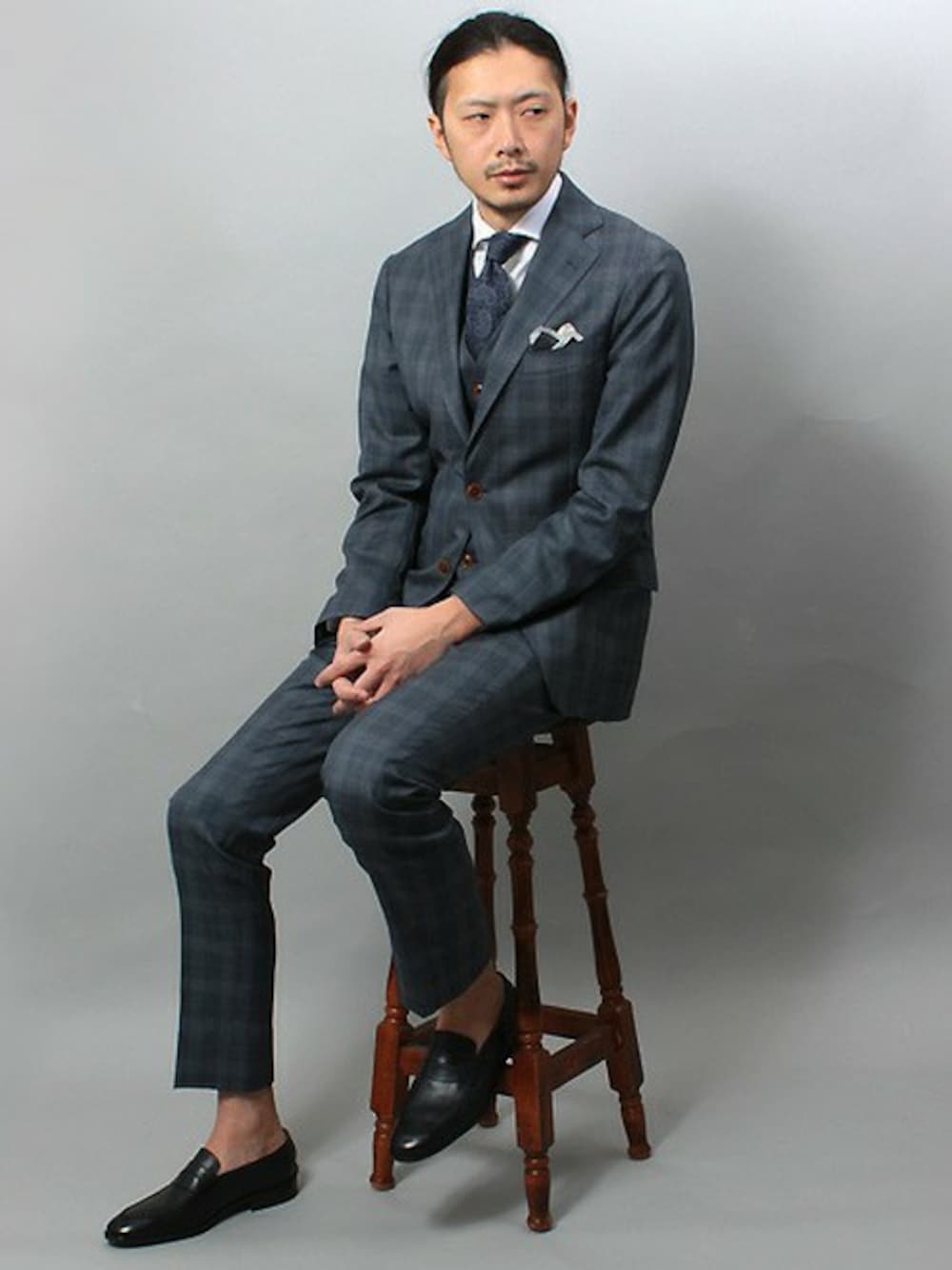 ブルー系のスーツジャケット、ブルー系のスーツパンツ、ブルー系のローファーを着用したメンズの春コーディネートの1枚目の写真