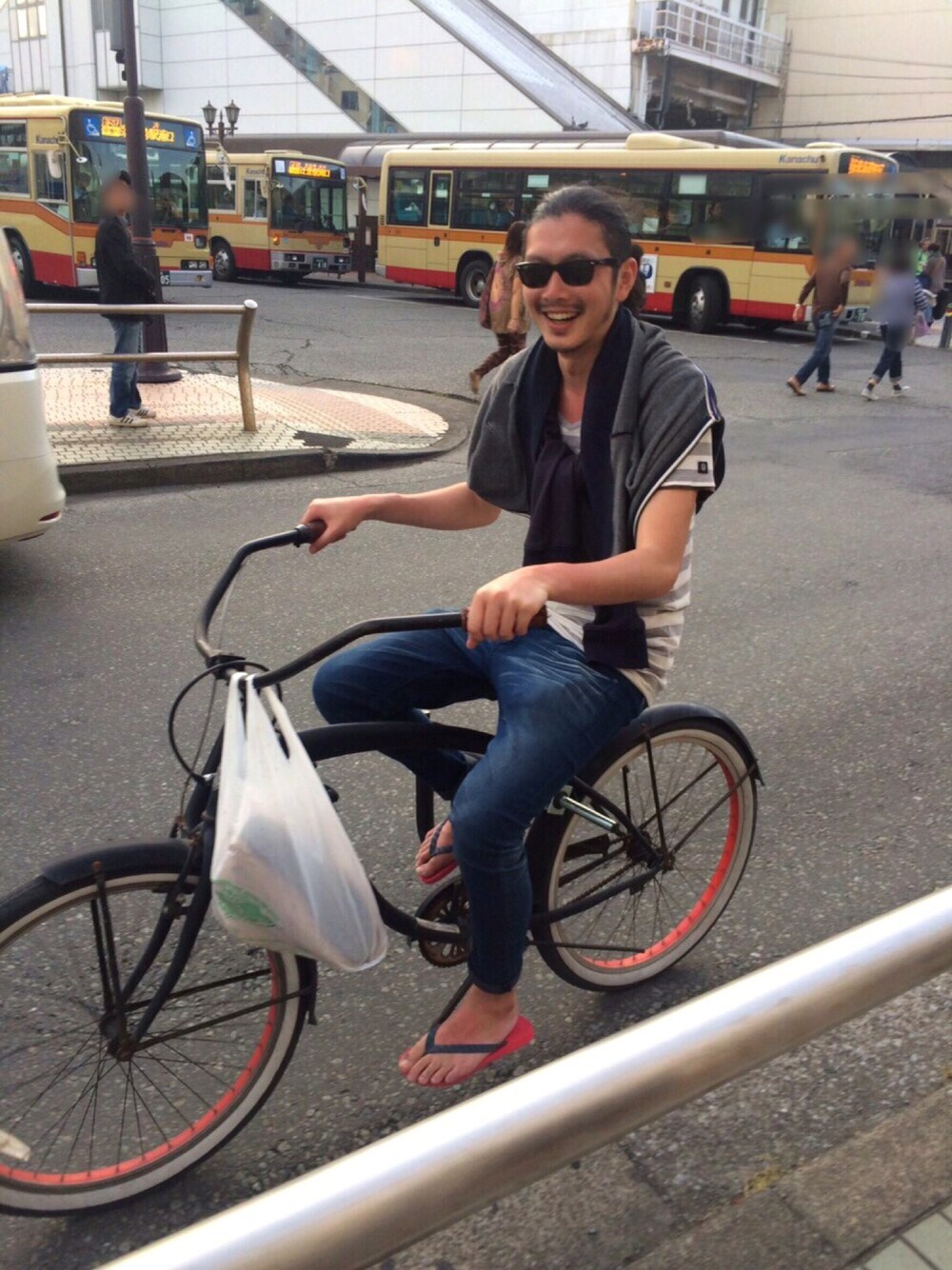 ブルー系のデニムパンツ、ホワイト系のエコバッグ/サブバッグ、ブラック系のスポーツグッズを着用したメンズの春コーディネートの1枚目の写真