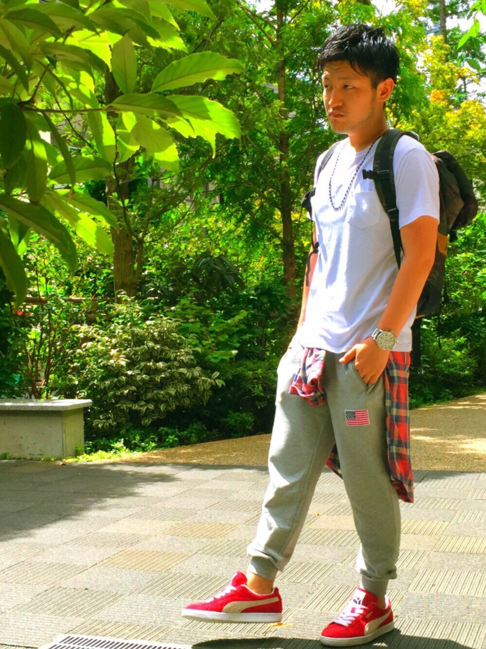 グレー系のその他パンツ、ホワイト系のTシャツ/カットソー、レッド系のシャツ/ブラウスを着用したメンズの夏コーディネートの1枚目の写真