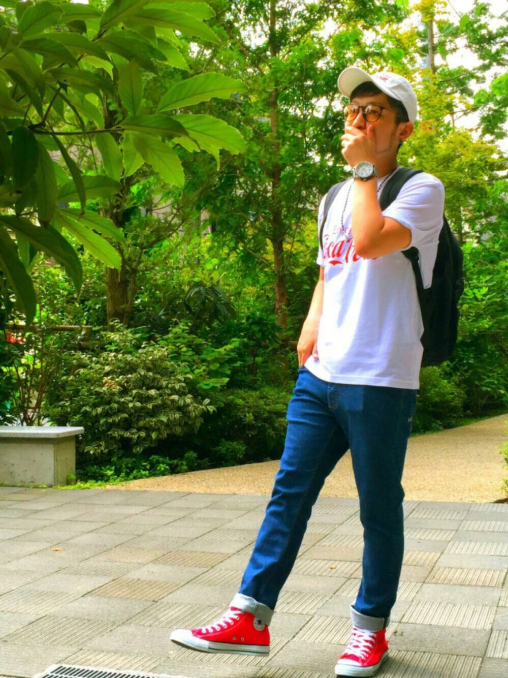 ホワイト系のTシャツ/カットソー、ブルー系のデニムパンツ、レッド系のスニーカーを着用したメンズの夏コーディネートの1枚目の写真