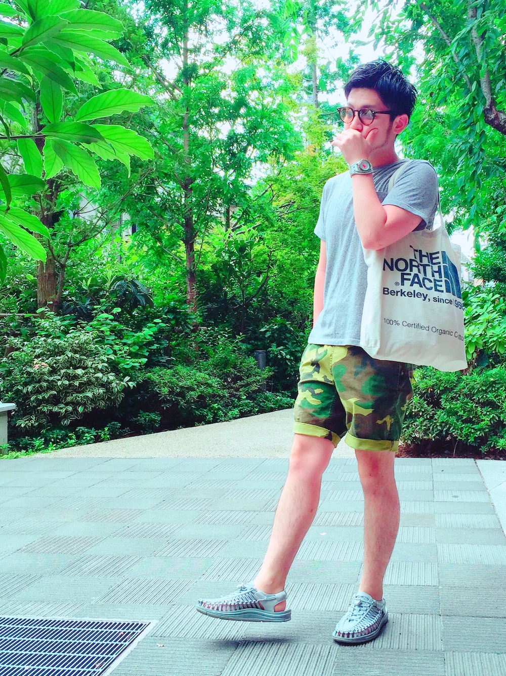 グレー系のTシャツ/カットソー、その他のその他パンツ、グレー系のサンダルを着用したメンズの夏コーディネートの1枚目の写真