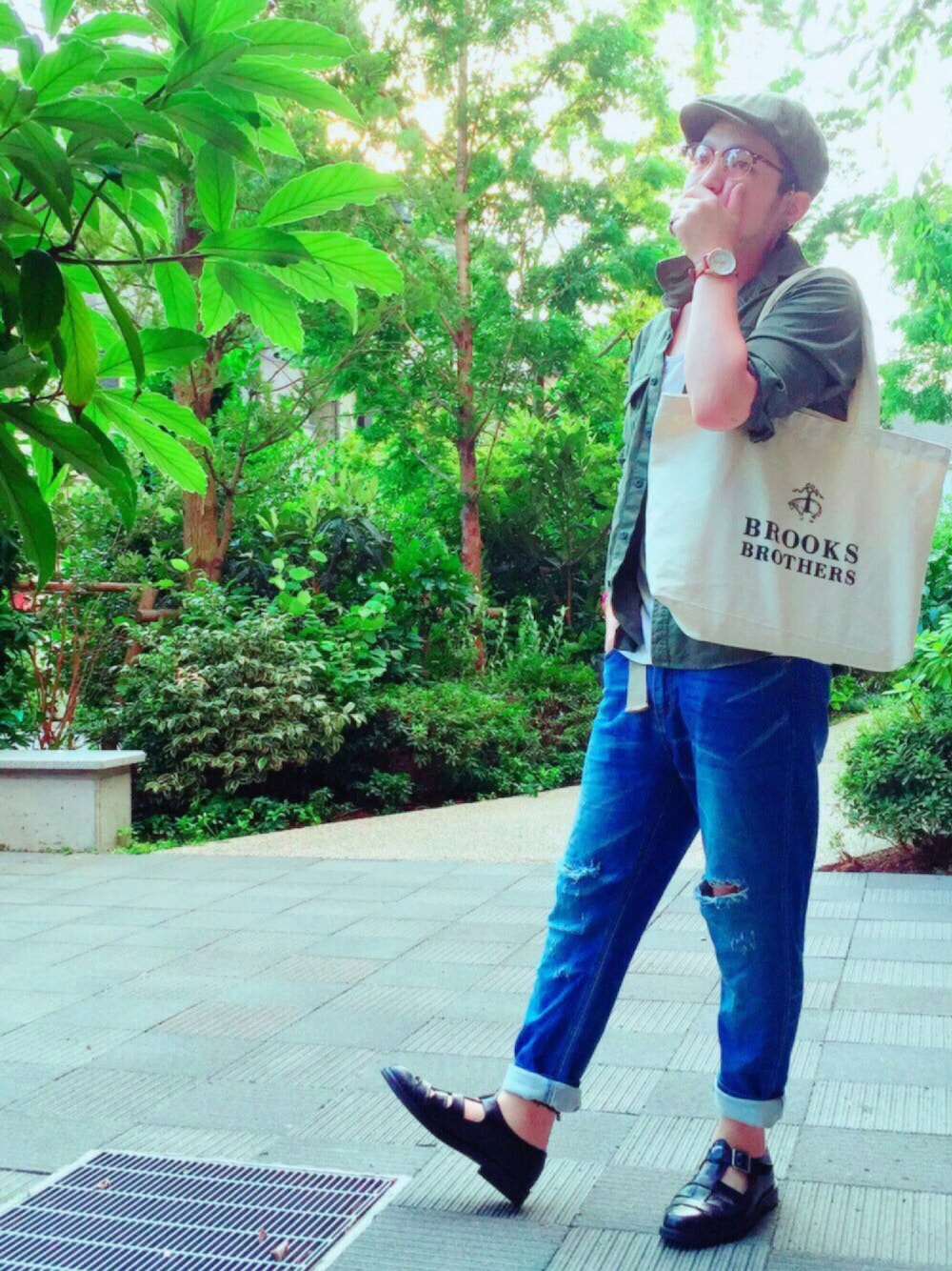 グリーン系のシャツ/ブラウス、ホワイト系のトートバッグ、ブルー系のデニムパンツを着用したメンズの夏コーディネートの1枚目の写真