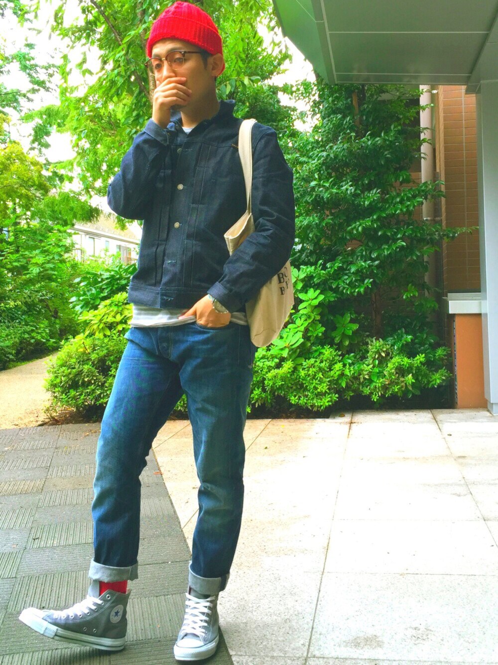 ブルー系のデニムジャケット、グレー系のTシャツ/カットソー、ブルー系のデニムパンツを着用したメンズの秋コーディネートの1枚目の写真