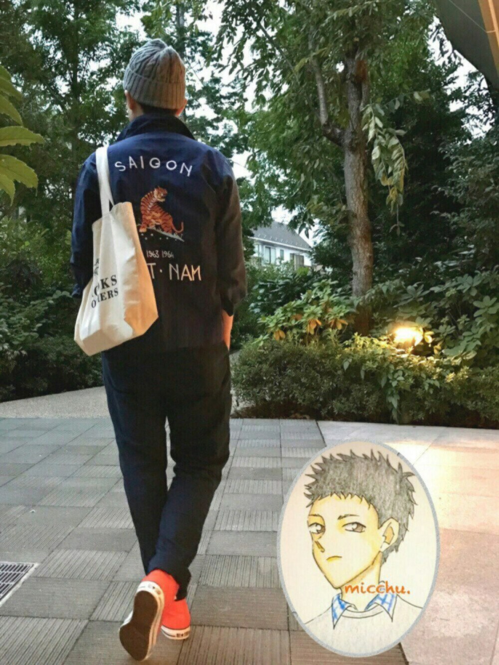 オレンジ系のスニーカー、ブルー系のミリタリージャケット、ブルー系のその他パンツを着用したメンズの秋コーディネートの1枚目の写真