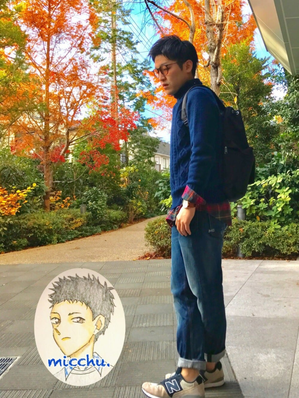 ベージュ系のスニーカー、ブルー系のニット/セーター、レッド系のシャツ/ブラウスを着用したメンズの冬コーディネートの1枚目の写真