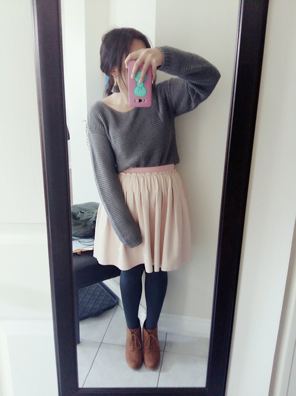 「sweet、school、pink、grey、girly、秋服」｜「no brandのGrey and gold tassel earrings（アクセサリー、グレー系）」を使った、Lydia 🌼 靖琳さん（レディース・153cm）の秋コーディネートの1枚目の写真