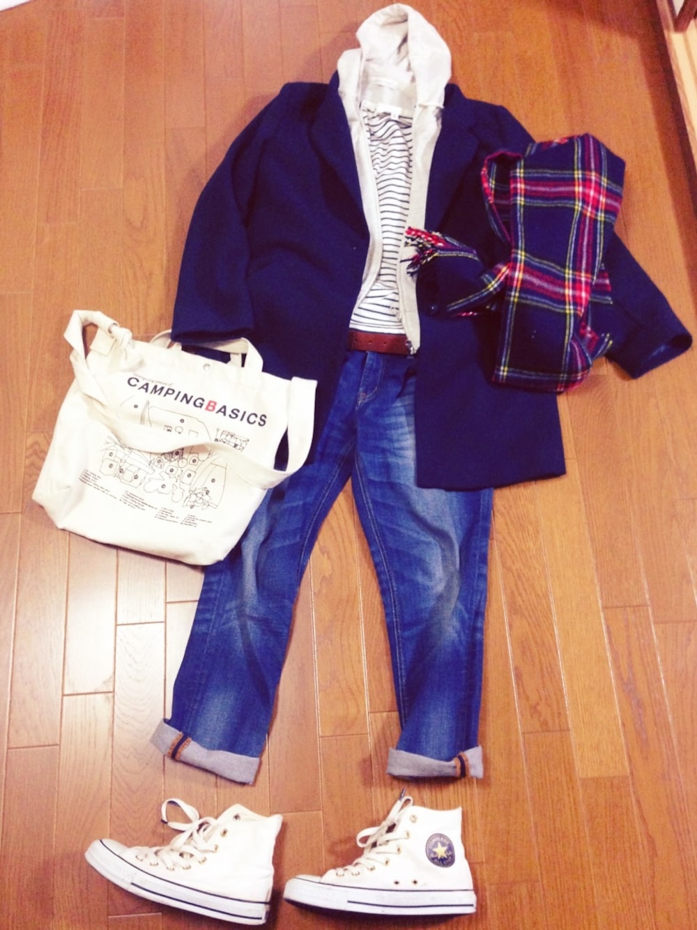 ホワイト系のTシャツ/カットソー、ブルー系のデニムパンツ、ブルー系のチェスターコートを着用したレディースの春コーディネートの1枚目の写真