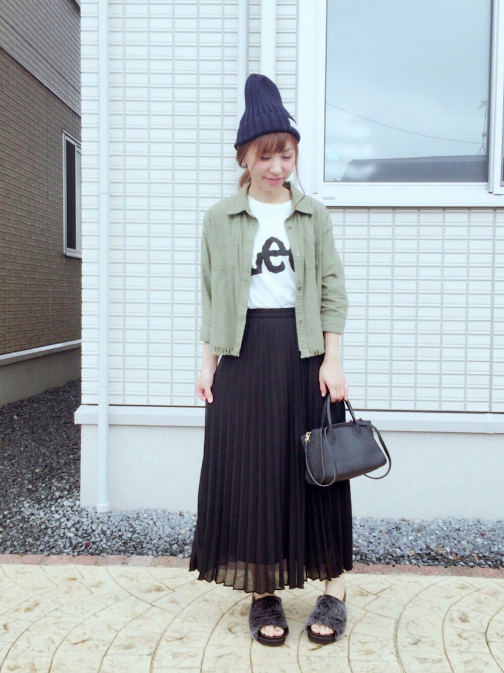 グリーン系のシャツ/ブラウス、ホワイト系のTシャツ/カットソー、ブラック系のスカートを着用したレディースの秋コーディネートの1枚目の写真