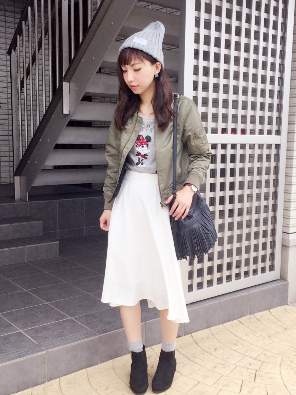 グリーン系のブルゾン、グレー系のTシャツ/カットソー、ブラック系のショルダーバッグを着用したレディースの秋コーディネートの1枚目の写真