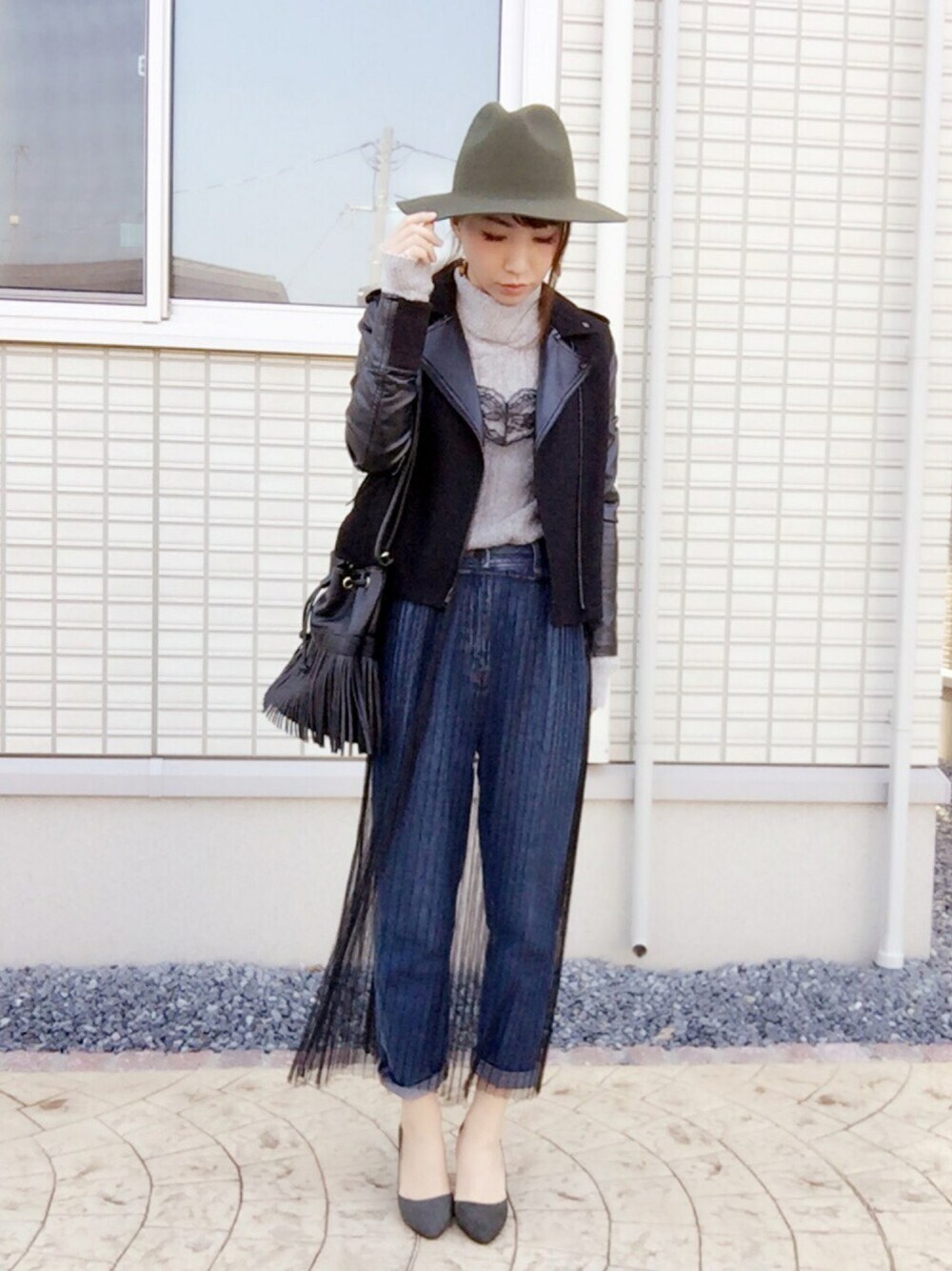 ブラック系のライダースジャケット、グレー系のニット/セーター、グレー系のワンピース/ドレスを着用したレディースの秋コーディネートの1枚目の写真