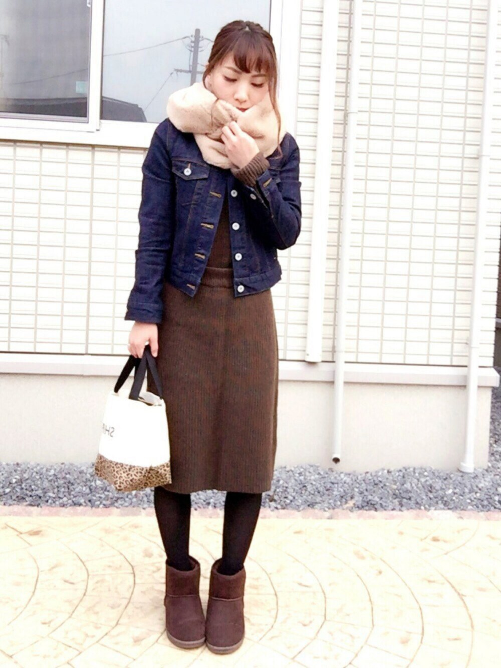 ブルー系のデニムジャケット、グリーン系のニット/セーター、グリーン系のスカートを着用したレディースの秋コーディネートの1枚目の写真