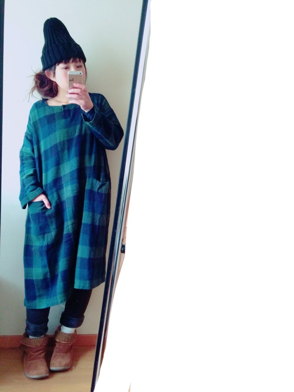 グリーン系のワンピース、ブルー系のその他パンツ、ベージュ系のブーツを着用したレディースの冬コーディネートの1枚目の写真