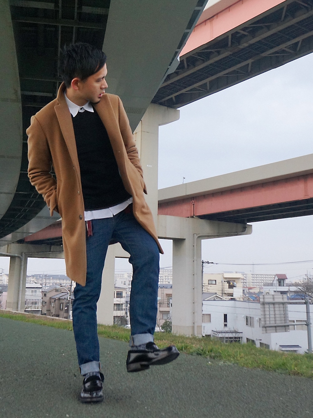 「クリスマスフェス、Noske、EDIFICE、nano・universe、FOREVER 21、HARUTA、UNIQLO、チェスターコート、日本全国ラーメン食べ尽くし隊、ラーメン」｜「COMME des GARCONSのアイテム（シャツ/ブラウス、ホワイト系）」を使った、kentAさん（メンズ・168cm）の冬コーディネートの1枚目の写真